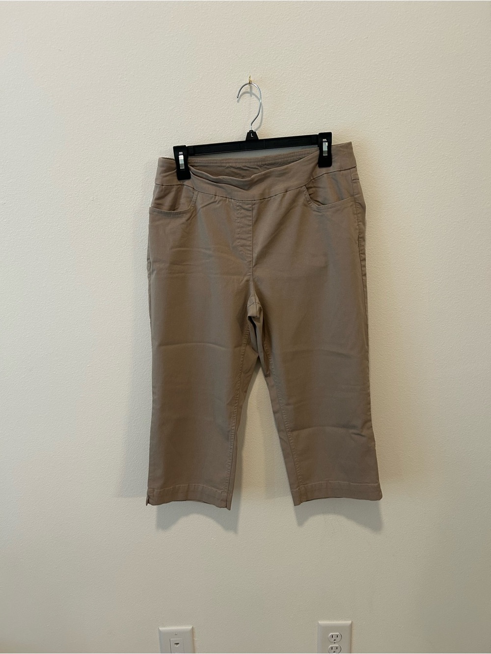 Women's Pull-On Capri Pants in Taupe Neutral